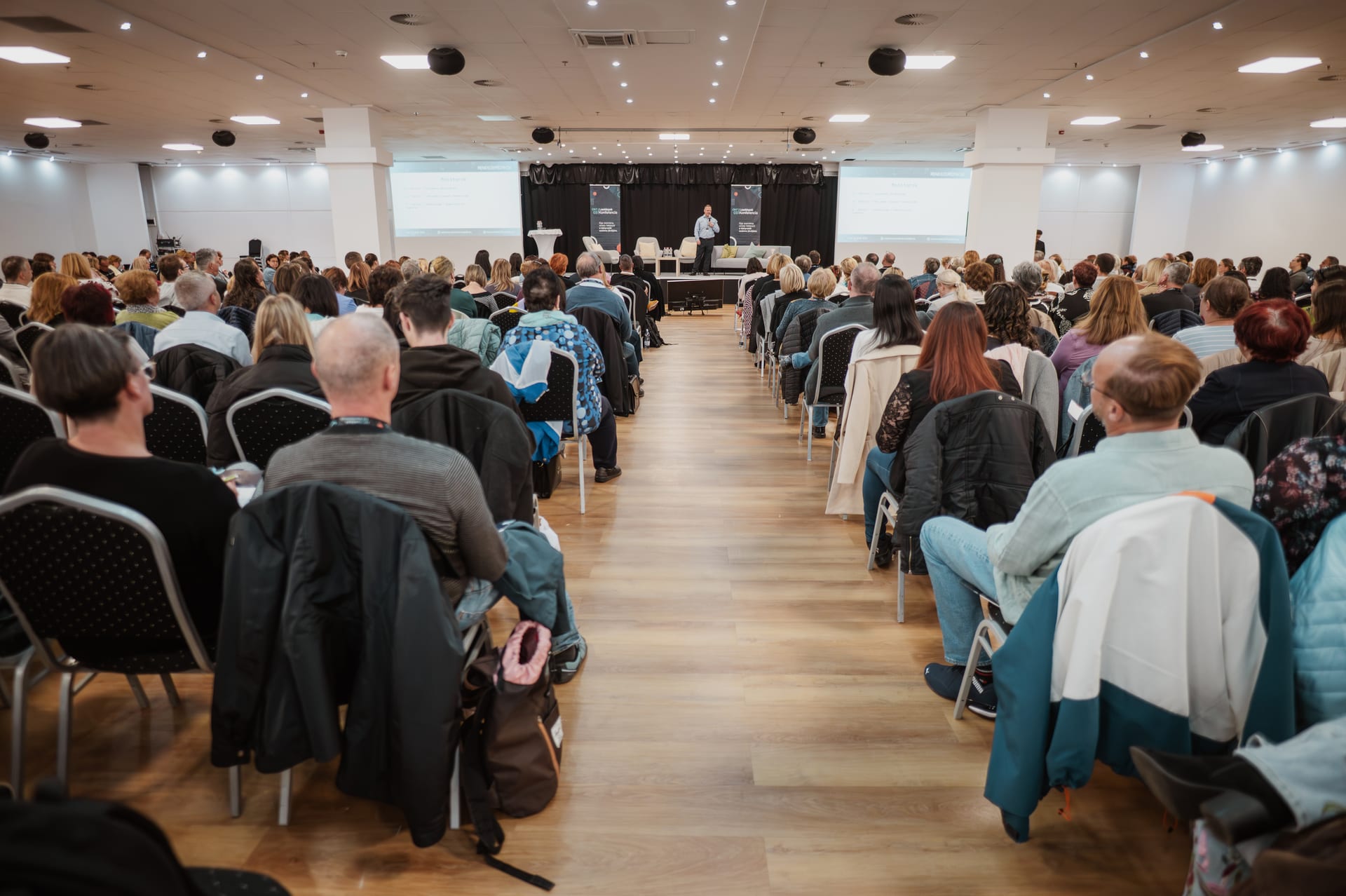 Teli előadóterem a konferencián