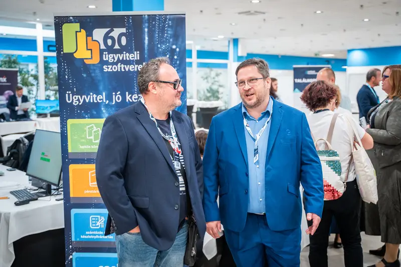 Beszélgetés egy kiállítói stand előtt