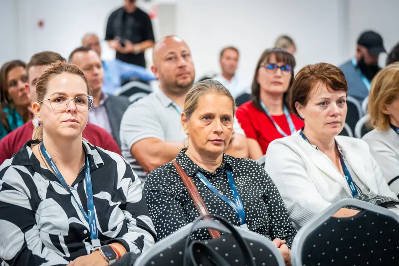 Figyelő közönség a vállalkozói teremben