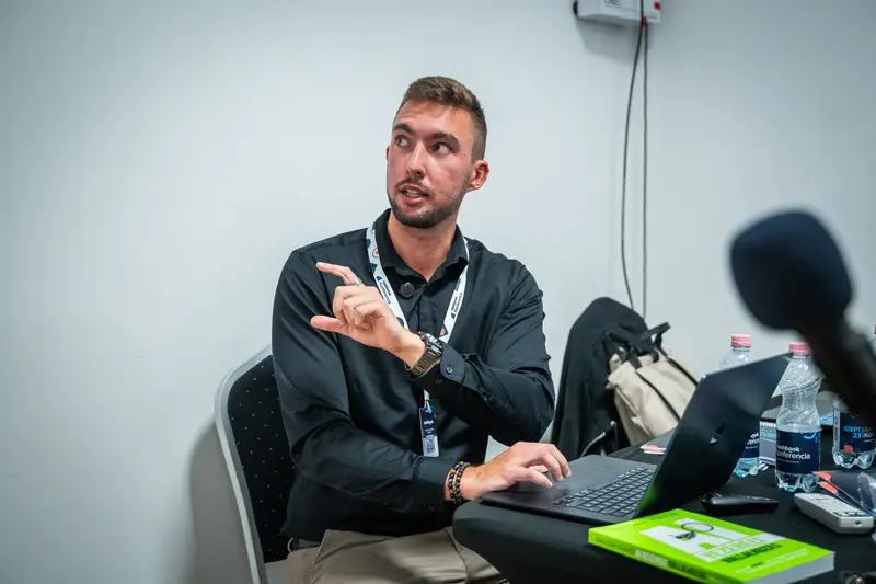 Gyakorlati bemutató laptopon egy workshopon