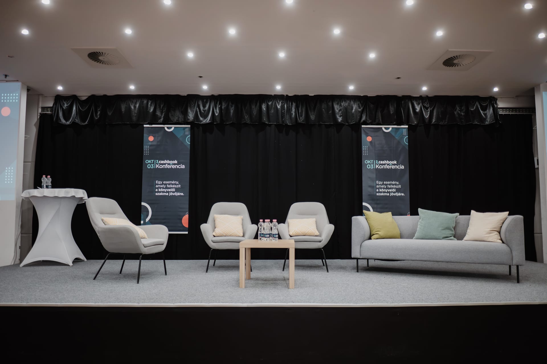 Konferencia pódium a Cashbook standokkal