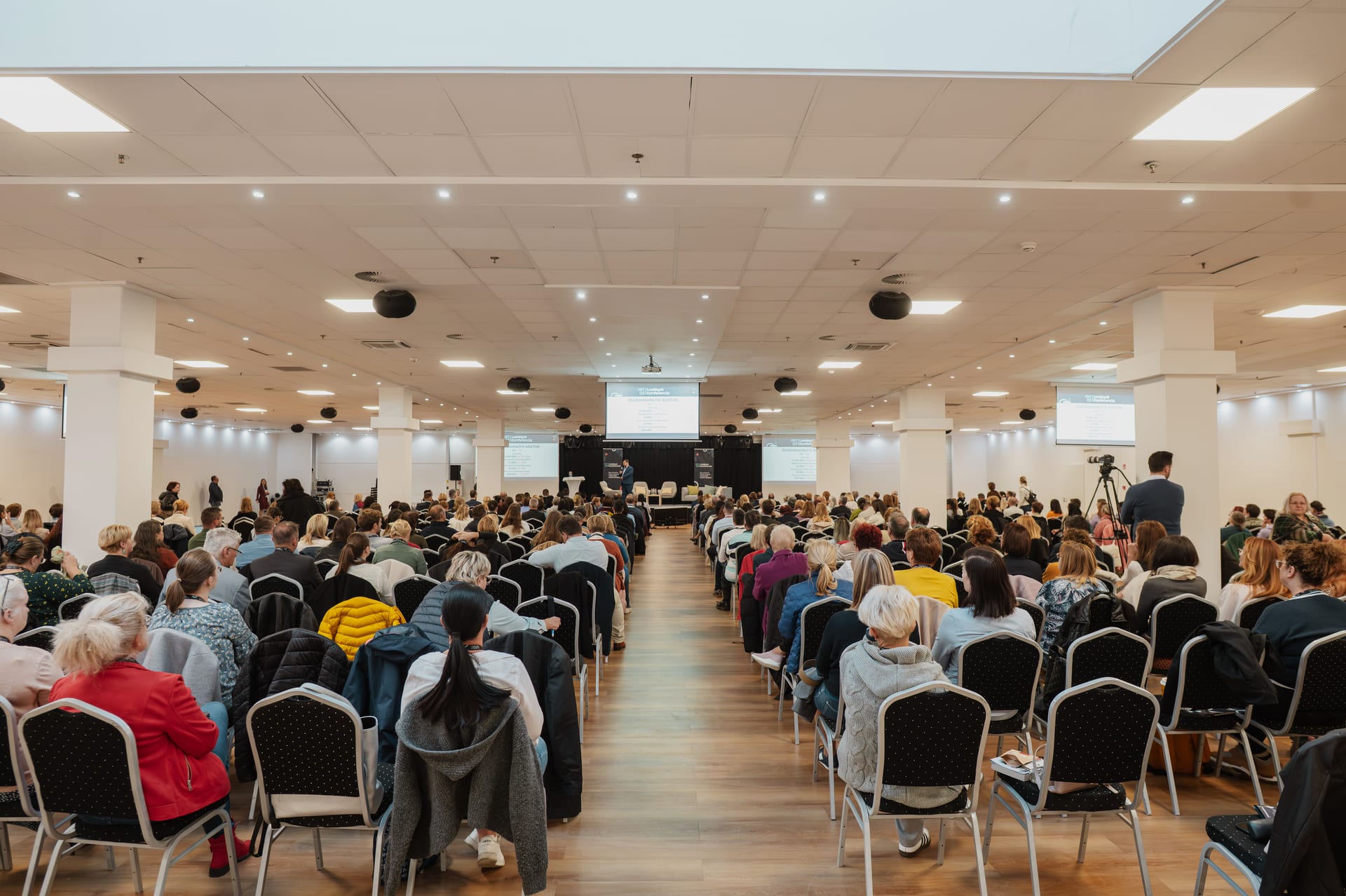 Könyvelők a konferencia előadótermében