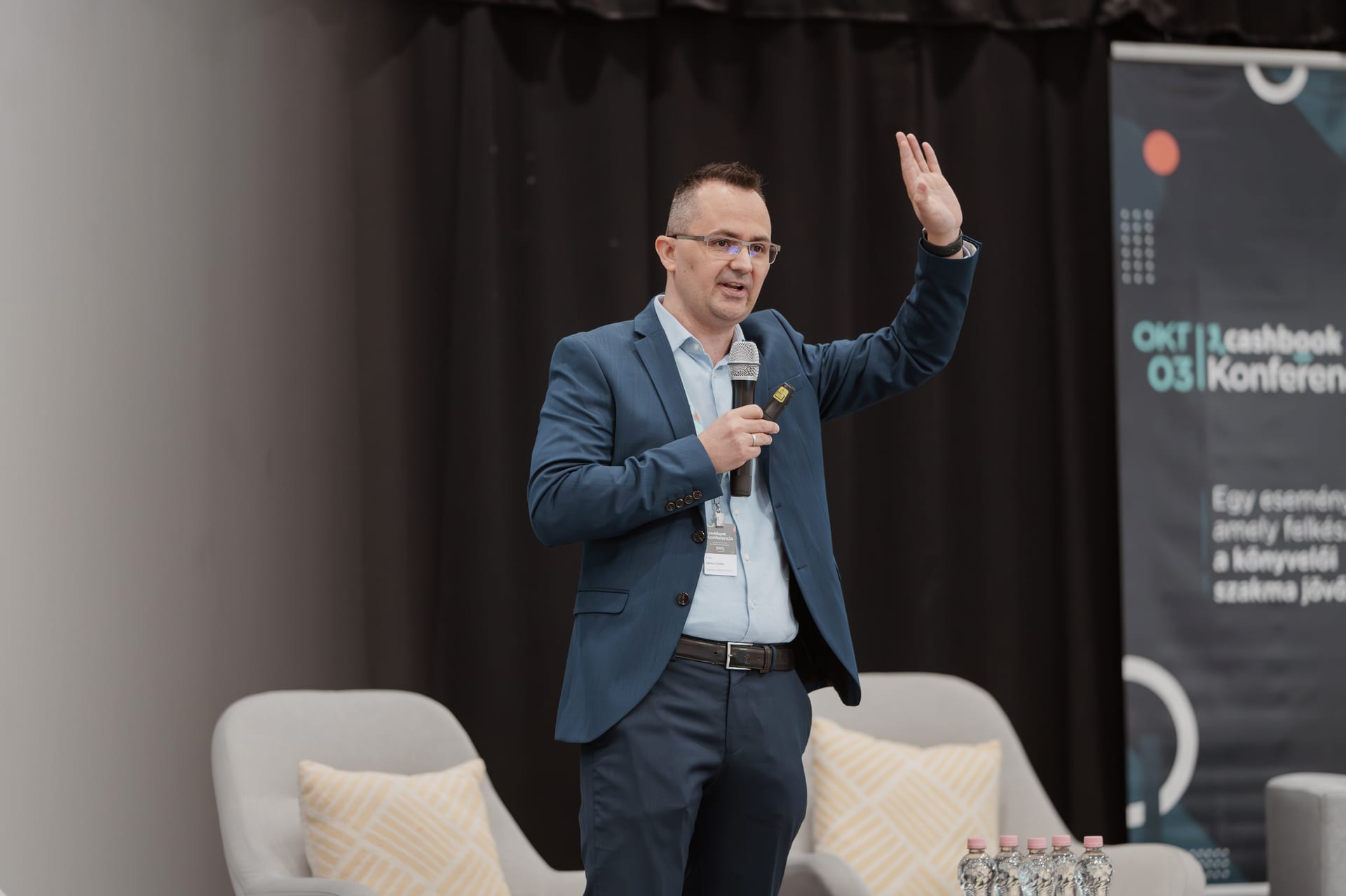 Előadó a színpadon az 1. Cashbook Konferencián